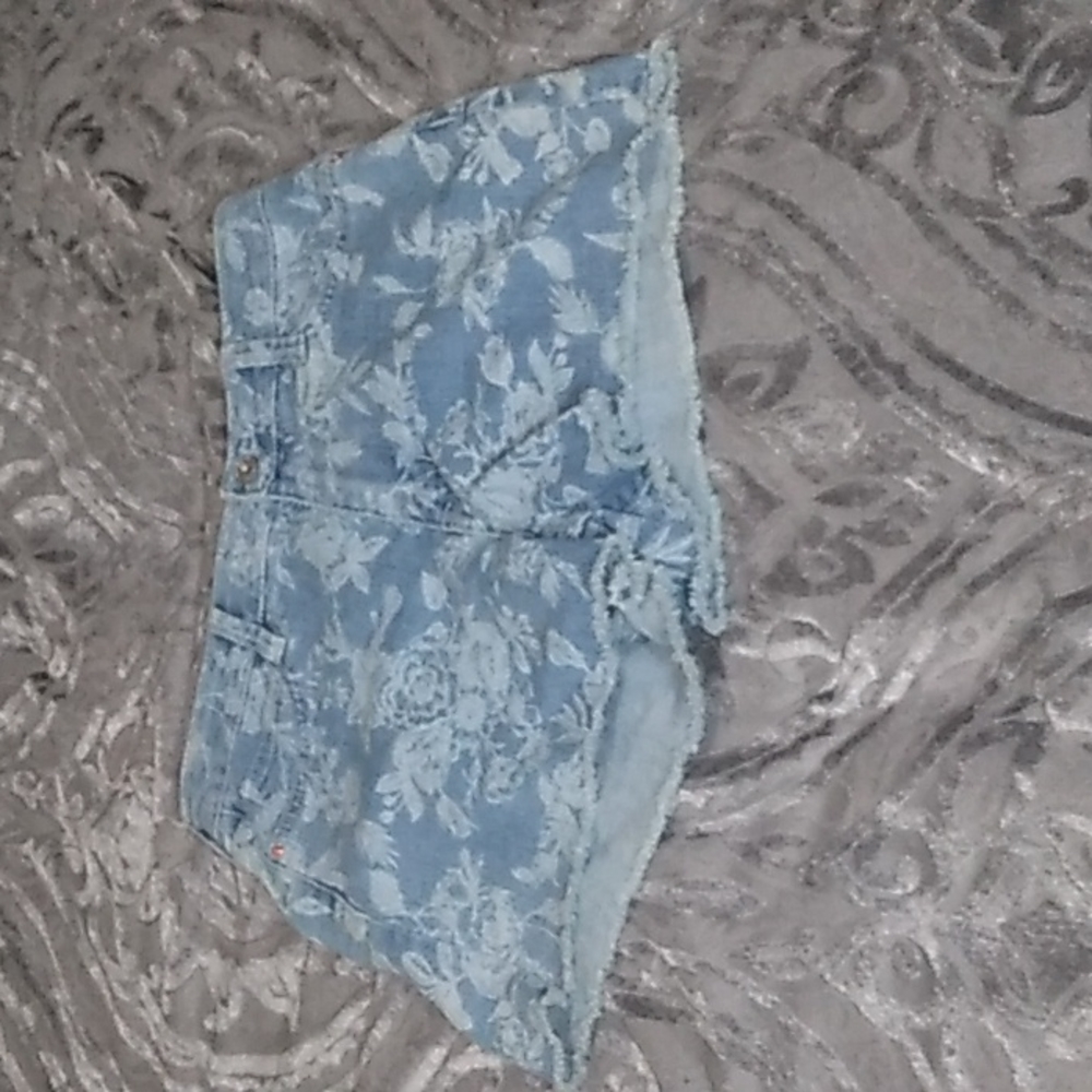 Jean shorts with rose pattern